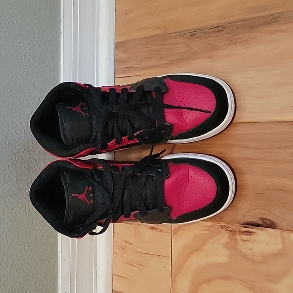 Nike Jordan 1, mid, bred colorway - Picture 2 of 4